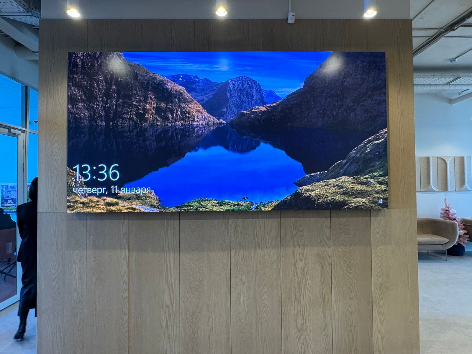 Поставка двух дизайнерских светодиодных экранов в офис продаж Фото 4
